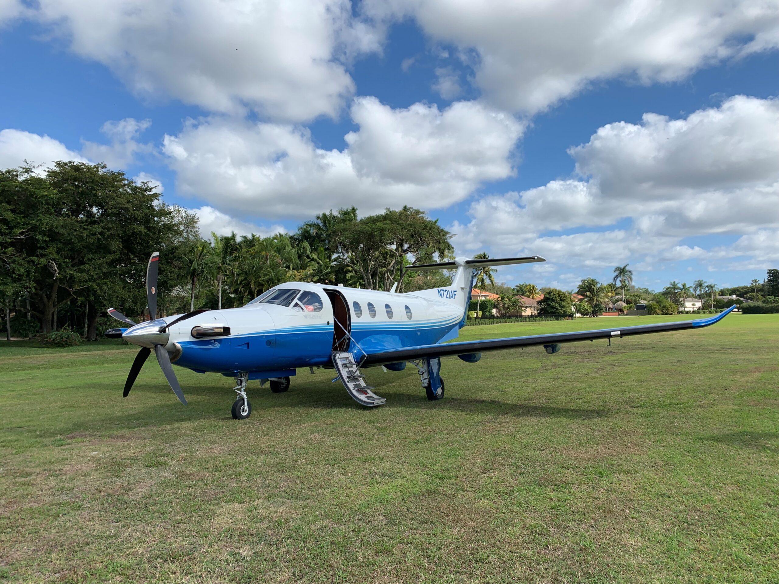 PlaneSense PC-12 in South Florida grass runway